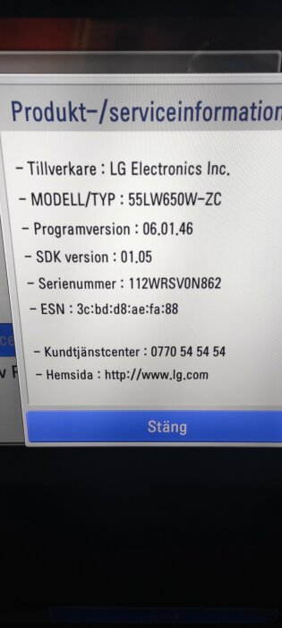 Produkt/serviceinformation för LG TV, modell 55LW650W-ZC, visas med serienummer, programversion och kundtjänstinformation.