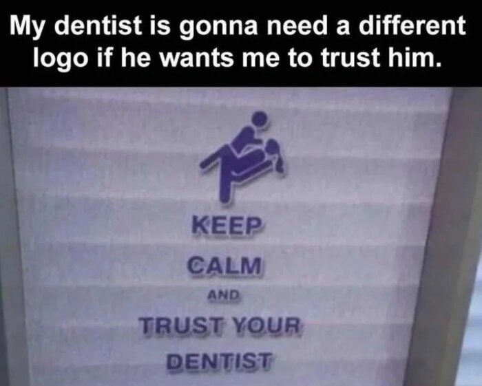 Skylt med figur och texten "Keep calm and trust your dentist", humoristisk kommentar ovanför om olämpligt logoval hos tandläkaren.