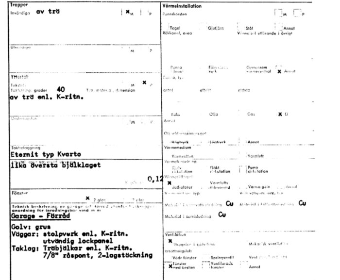 Teknisk ritning med detaljer om byggmaterial och värmeinstallation för ett 70-talshus, inklusive uppgifter om taktyp, fönster och garagekonstruktion.