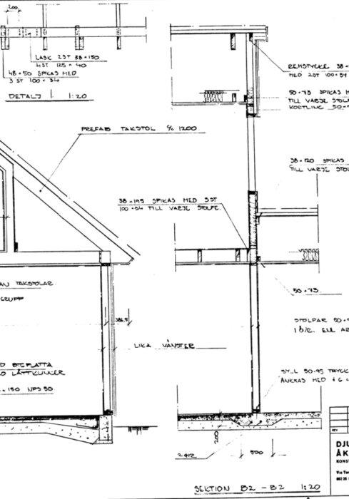 Ritning av 70-tals hus med detaljerad genomskärning av tak, ytterväggar och platta på mark inklusive material och mått.