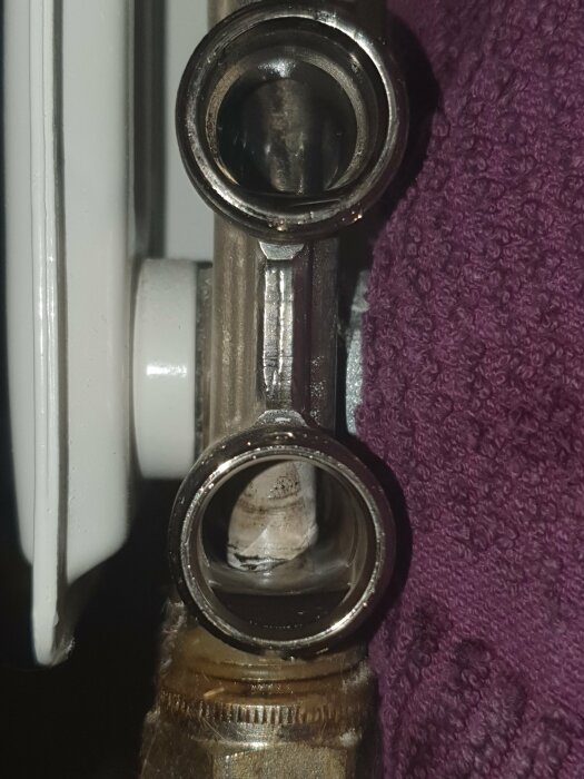 Radiatorrör utan avstängningsskruvar, synliga anslutningar med hög tryckutmaning under renovering.