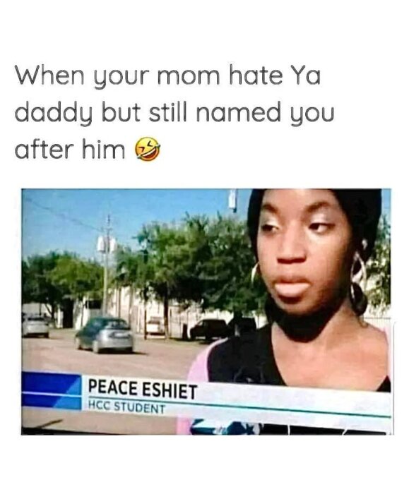 Skärmdump från nyhetsinslag med texten "When your mom hate Ya daddy but still named you after him". Kvinna i förgrunden, namnskylt "Peace Eshiet, HCC Student".