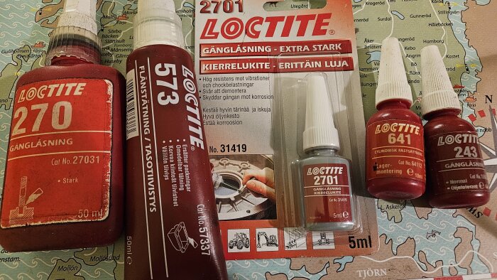 Flaskor och förpackningar av Loctite-produkter inklusive gänglåsning och flänstätning ligger på en karta.