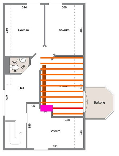 Planritning av ett hus med markerade bjälkar; rosa område vid murstocken och röd linje markerar höjdskillnad i bjälkkonstruktionen.