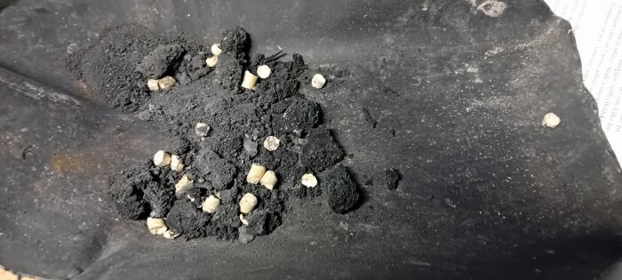 Aska och restprodukter från pellets i en pelletsbrännare.