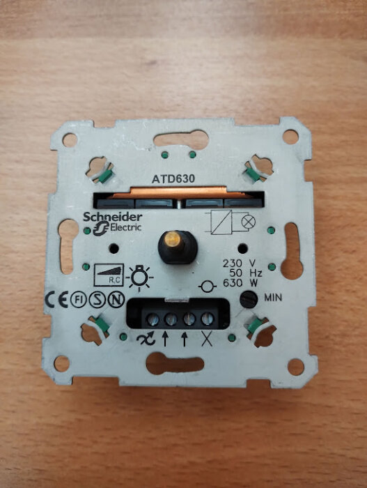 Bilden visar en Schneider Electric ATD630 dimmer för 230V, 50Hz, 630W på en träyta.