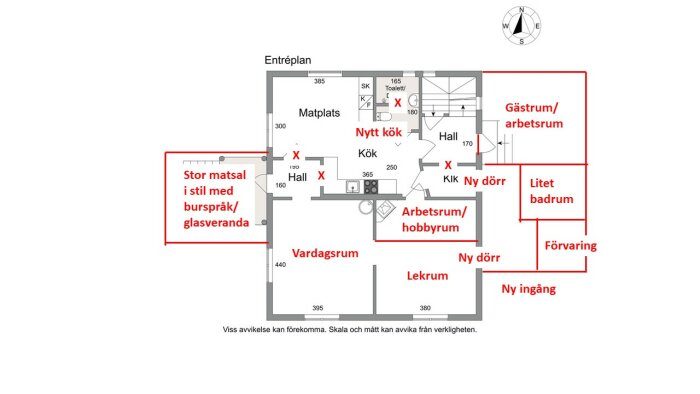 Planlösning av ett utbyggt 20-talshus med markerade områden för nytt kök, matsal, vardagsrum, lekrum, och gäst-/arbetsrum. Röda kryss visar rivna väggar.