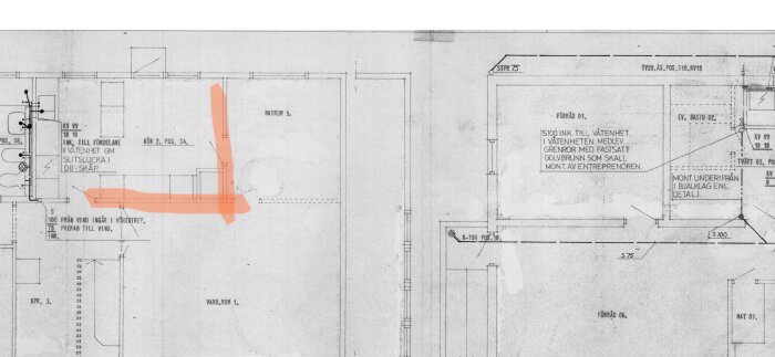 Planskiss med markerad vägg i orange, potentiell 90x45 regel, diskussion om bärande konstruktion.