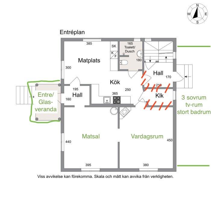 Planskiss över ett hus med entré, matplats, kök, matsal och vardagsrum. Markerad glasveranda och noteringar om tre sovrum, tv-rum och stort badrum.