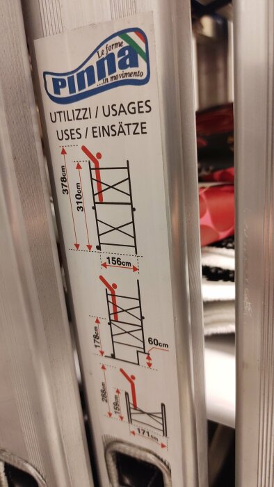 Stege med etikett som visar olika höjder och användningar, märke Pinna, med illustrationer av säker fastsättning vid hög höjd.
