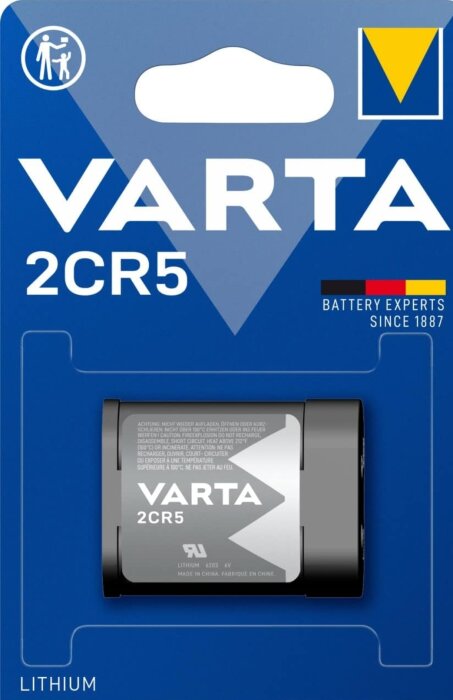 VARTA 2CR5 litiumbatteri i förpackning, framifrån, med märkningar och varningstext, mot en blå bakgrund.