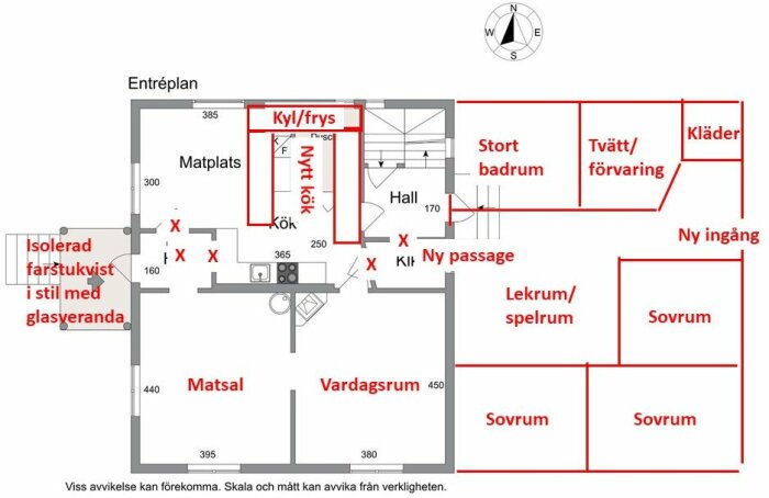 Planlösning för utbyggnad; inkluderar nytt kök, glasveranda, flera sovrum, stort badrum och matsal. Visar även isolerad farstukvist och ny ingång.