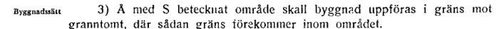 Skannad text från detaljplan med texten "Å med S betecknat område skall byggnad uppföras i gräns mot granntomt, där sådan gräns förekommer inom området.