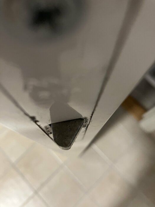 Närbild av en dörrkolv som syns i dörrkarmen efter att ha bearbetats, visar detaljer av dörrkonstruktion.