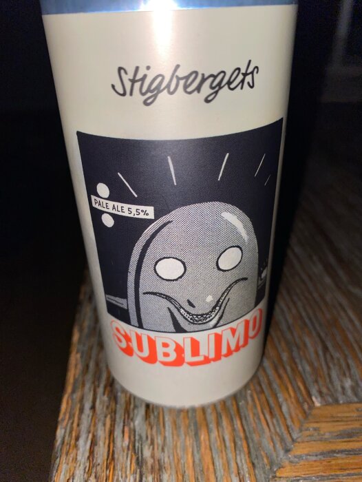 Burk med Stigbergets Sublimo Pale Ale, etikett med tecknad figur och texten 5,5% alkoholhalt.