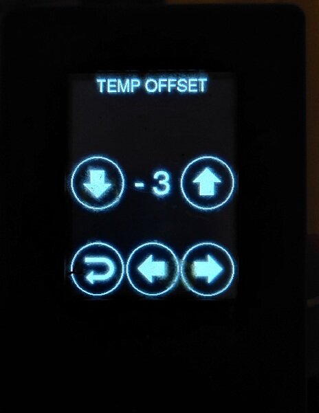 Display som visar inställningen "TEMP OFFSET" med nuvärde -3 och pilar för justering, relaterat till en service-meny för temperaturinställningar.