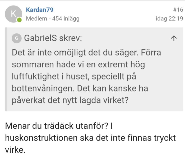 Skärmbild av diskussion i ett forum, där användaren Kardan79 svarar på ett inlägg om hög luftfuktighet och påverkan på nylagt virke.