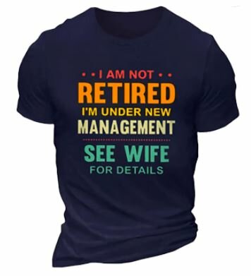 Svart T-shirt med text i olika färger: "I am not retired, I'm under new management, see wife for details".