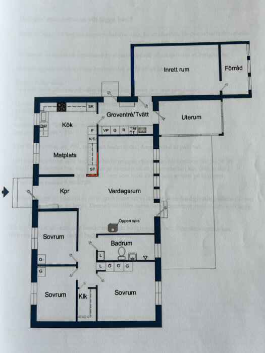 Planskiss över hus med markerad röd vägg mellan kök och vardagsrum; diskussion om att omvandla väggen till bardisk för ökad ljusinsläpp.