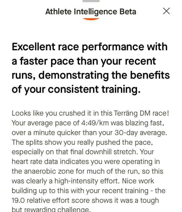 Text från "Athlete Intelligence Beta" med feedback om framsteg i en Terräng DM tävling, lyfter fram snabbare tempo och hög intensitet.