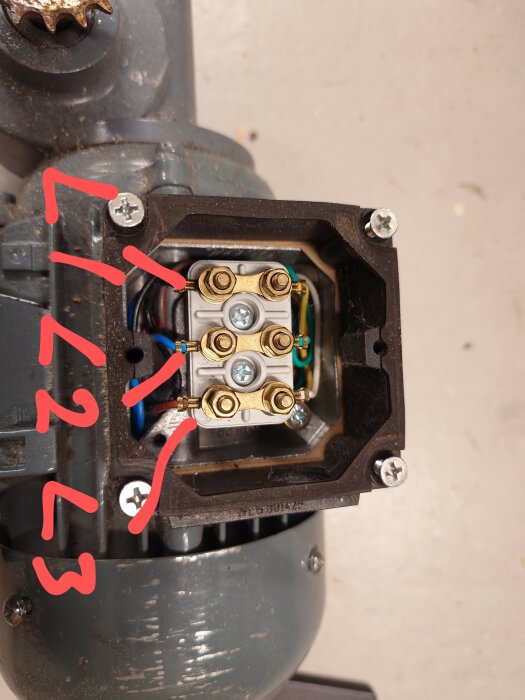 Närbild på anslutningar i en gammal 3-fasmotor, med markerade kopplingspunkter L1, L2 och L3 i rött.