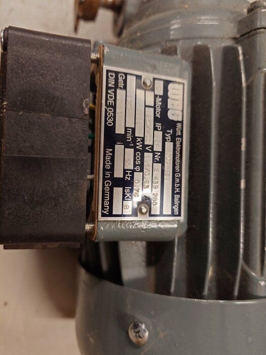 Typskylt på en gammal 3-fasmotor från Württ Elektromotoren, visar specifikationer som IP54, 0.45kW, 1360 varv/minut, tillverkad i Tyskland.