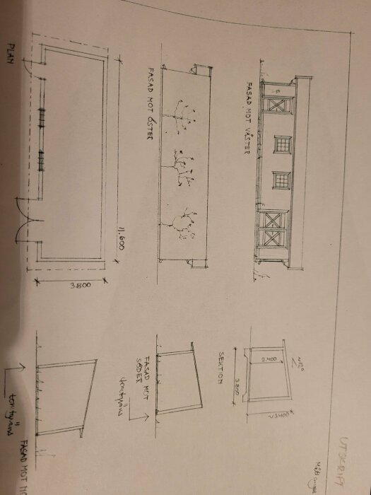 Skiss av avlångt uthus med mått och fasader, inklusive plan- och sektionsvy, markerad riktning mot öster, väster, och söder, för snickeri.