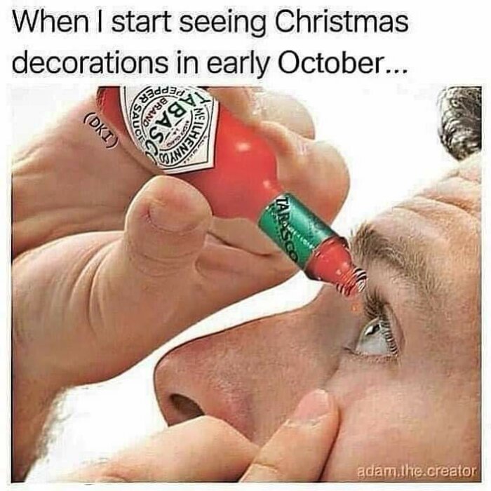 Person håller en flaska Tabasco-sås ovanför sitt öga som om det vore ögondroppar, med text om att se juldekorationer i oktober.