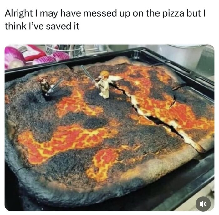 Bränd pizza med LEGO-figurer som simulerar en strid på ytan.
