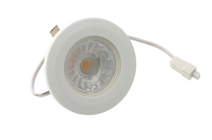 En vit downlight-lampa med sladd och kontakt, som behöver en håldiameter på 52 mm.