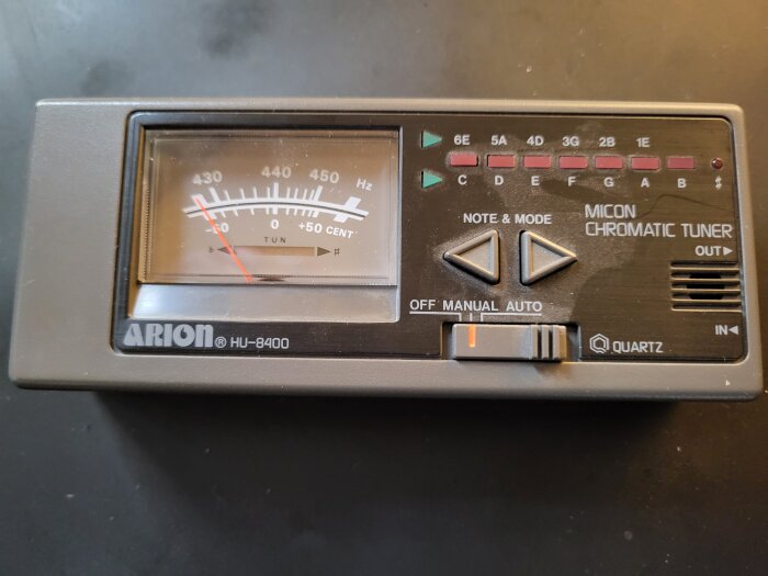 Äldre chromatic tuner av märket Arion HU-8400 med mätare och kontrollknappar, hittades i en låda.