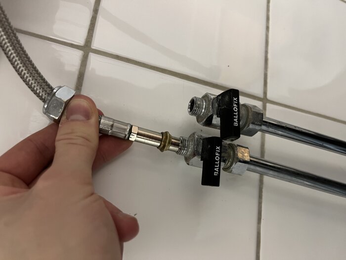 Anslutningsslang och ballofixventiler som inte passar ihop i storlek, behov av adapter.