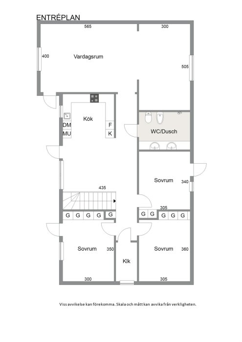 Planritning för entréplan av ett suteränghus med vardagsrum, kök, tre sovrum, wc/dusch och klädkammare.