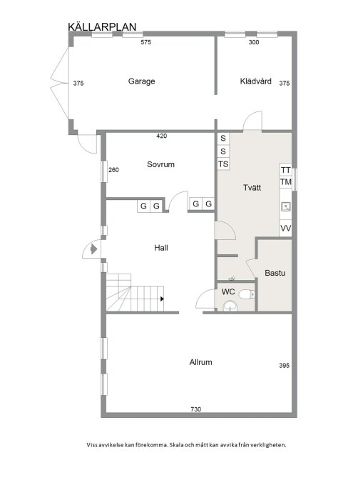 Planritning av ett suteränghus, källarplan med garage, sovrum, tvättstuga, bastu, WC, hall och allrum visas.