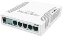 Vit MikroTik RouterBOARD RB260GS switch med flera nätverksportar och en SFP-port, används för nätverksanslutningar över fiber.