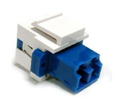 Fiberadapter med LC-kontakt i blått och vitt plastfodral för optisk signalöverföring.