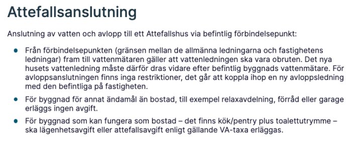 Informationsskylt om Attefallsanslutning till vatten och avlopp i Värmdö kommun med regler och avgifter för olika byggnadstyper.