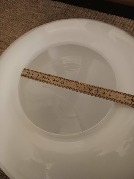 Glaskupa sedd uppifrån med en linjal som mäter 15,6 cm i diameter.