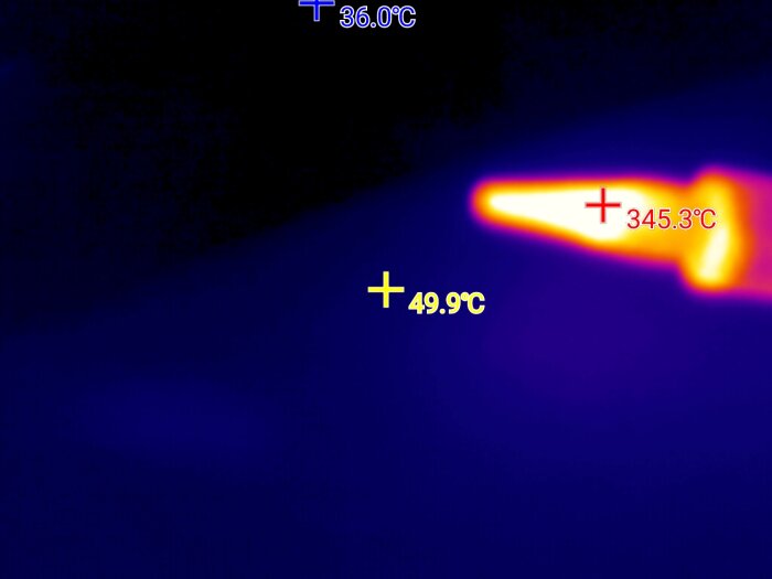 Termisk bild visar temperaturen vid en lödstation, där spetsen når 345,3°C. Andra områden är markerade med 36,0°C och 49,9°C.