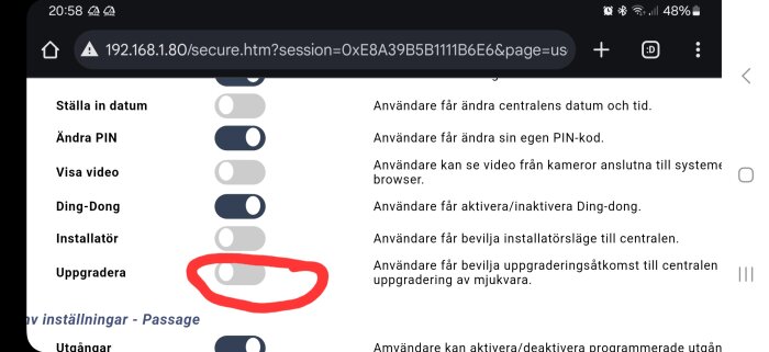 Bild av en inställningspanel med olika växlingsknappar och text beskriver användarbehörigheter. En knapp markerad med röd ring runt "Uppgradera".