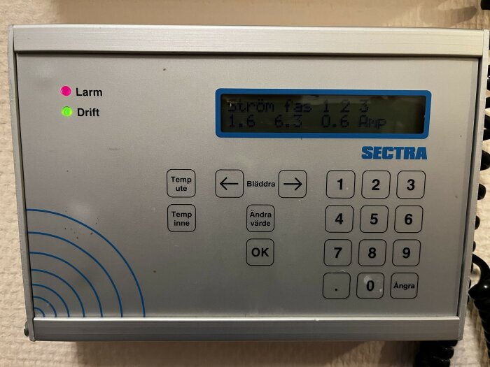 Manöverpanel från SECTRA med felmeddelande om strömmätning/säkringsfel, visar olika strömnivåer för fas 1, 2 och 3.