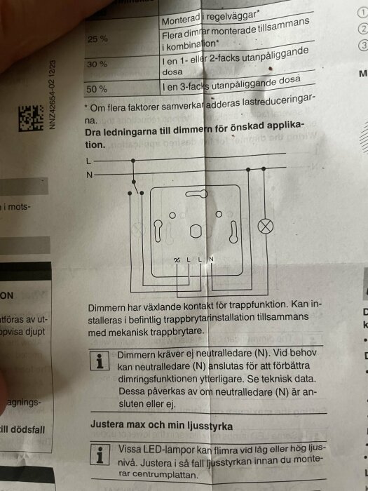 Kopplingsschema för en dimmer, med instruktioner om neutralledarens (N) anslutning och justering av ljusstyrka för LED-lampor.