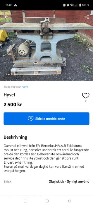 En gammal elhyvel från E.V Beronius M.V.A.B Eskilstuna, placerad på en lastpall utomhus, med en röd trävägg i bakgrunden.