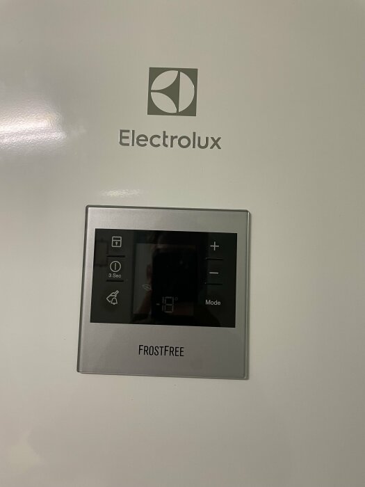 Kontrollpanel av Electrolux FrostFree frys med temperaturdisplay inställd på -18 grader.