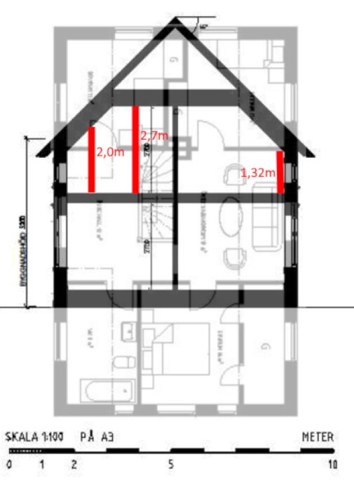 Planlösning av ett hus med tvärsnitt och måttangivelser; takhöjder markerade som 2,0m, 2,7m, 1,32m; skalen på 1:100.