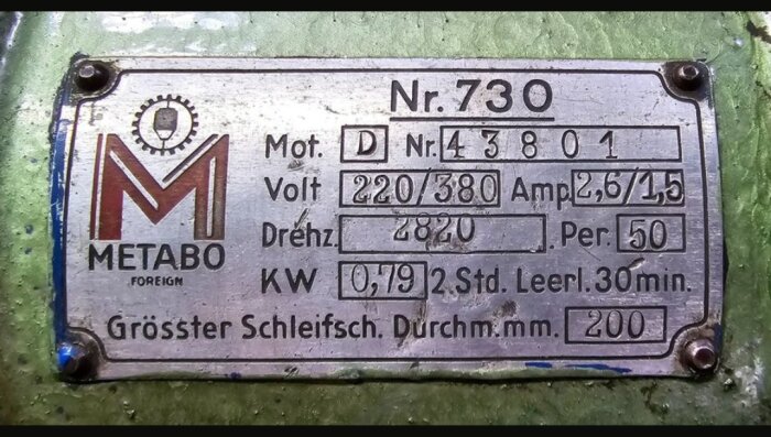 Metabo maskinplakett med specifikationer: Nr 730, 0,79 kW, 220/380 Volt, 2,6/15 Ampere, 2820 Drehzahl, måste svalna 30 min efter 2 timmars drift.