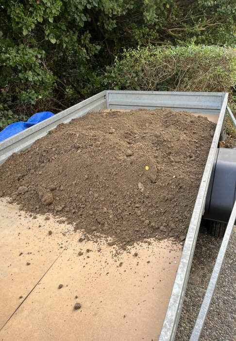 Släp fullt med våt sand, lastyta 325x152 cm, lastad med 682 kg sand. Fråga om lastsäkring för 10 km på motortrafikled.