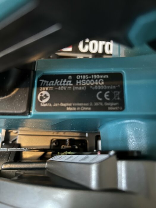 Närbild på etikett på Makita HS004GZ 40V XGT cirkelsåg med modell- och tillverkningsinformation.