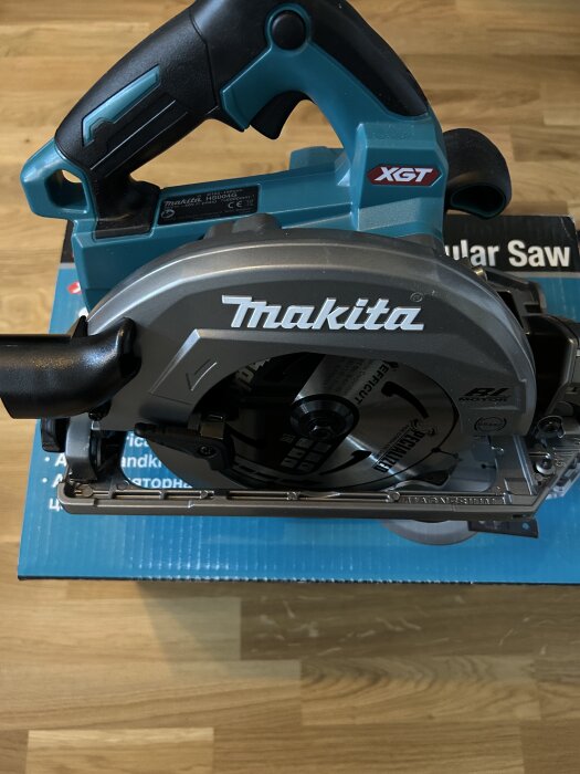 Makita HS004GZ 40V XGT cirkelsåg på en kartong, oanvänd och till försäljning.