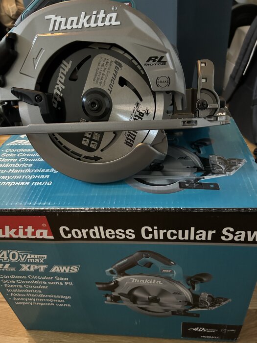 Makita HS004GZ 40V XGT Cirkelsåg på originalförpackningen, oanvänd med etiketter synliga, säljs som felköp.